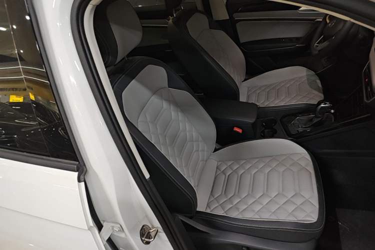 Used Volkswagen Tayron 2024 330TSI Two-Wheel Drive Luxury Plus Advanced Version Right Front Seat
