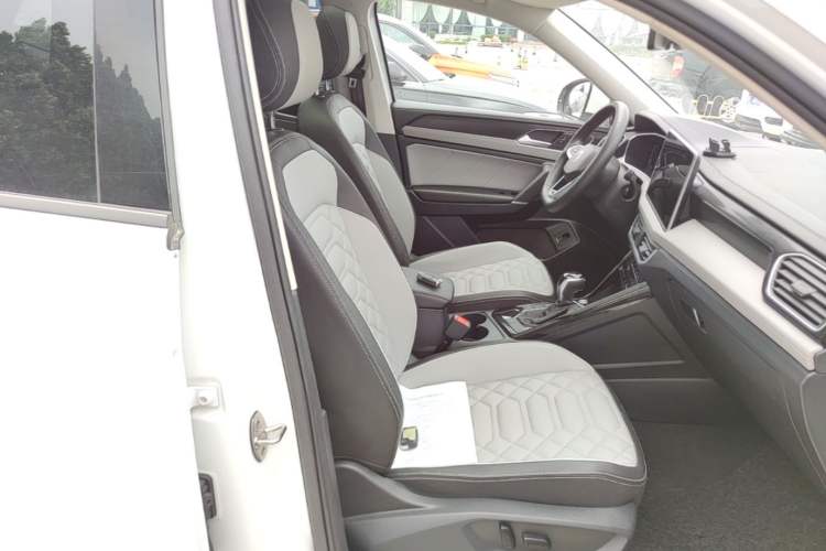 Used Volkswagen Tayron 2024 300TSI Two-Wheel-Drive Luxury Plus Advanced Version Right Front Seat