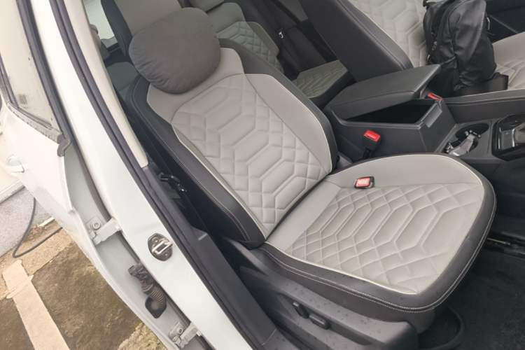 Used Volkswagen Tayron 2024 300TSI Two-Wheel-Drive Luxury Plus Advanced Version Right Front Seat