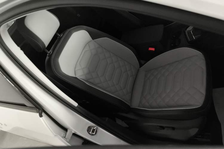 Used Volkswagen Tayron 2024 330TSI Two-Wheel Drive Luxury Plus Advanced Version Right Front Seat