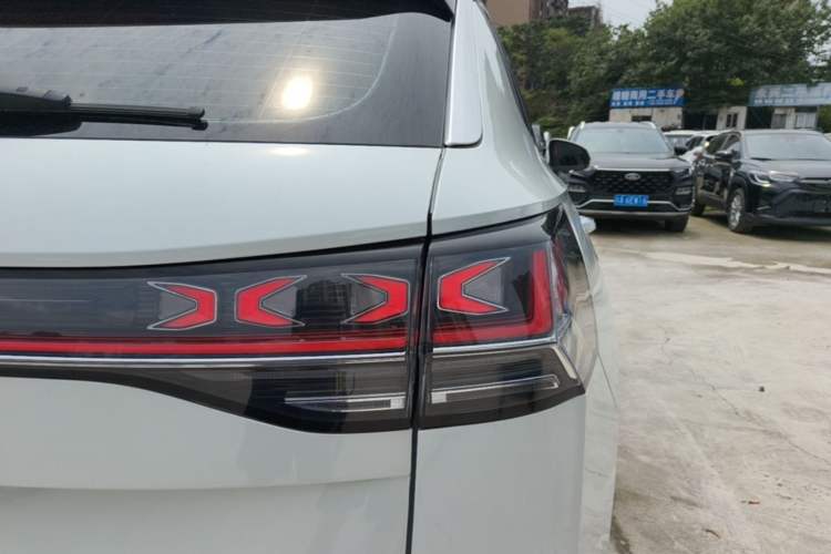 Used Volkswagen Tayron 2024 380TSI All-Wheel Drive R-Line Pro Smart Edition Right Rear Taillight