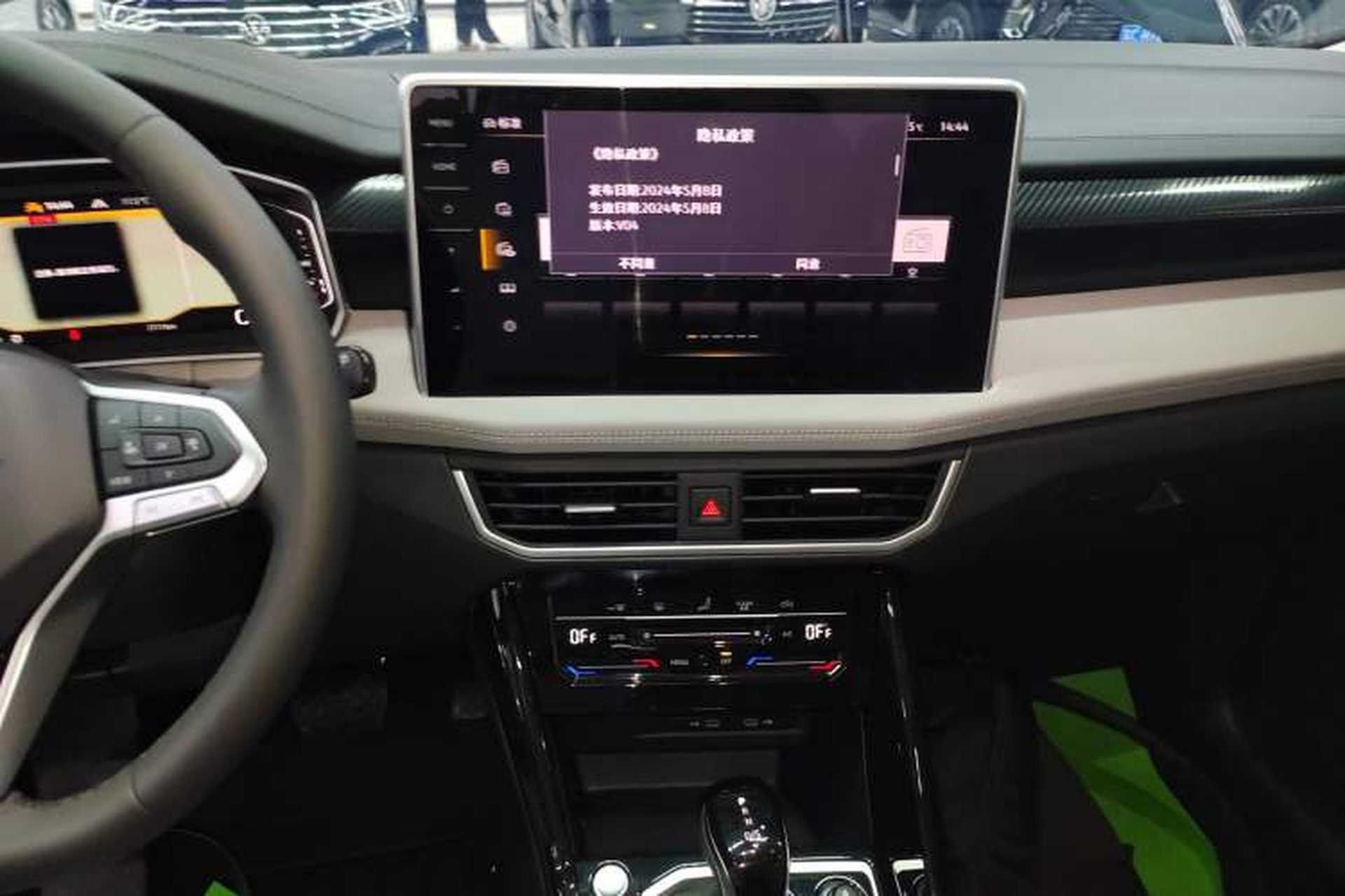 Used Volkswagen Tayron 2025 Facelifted Model, Popular Version, 330TSI Audio And AC Panel
