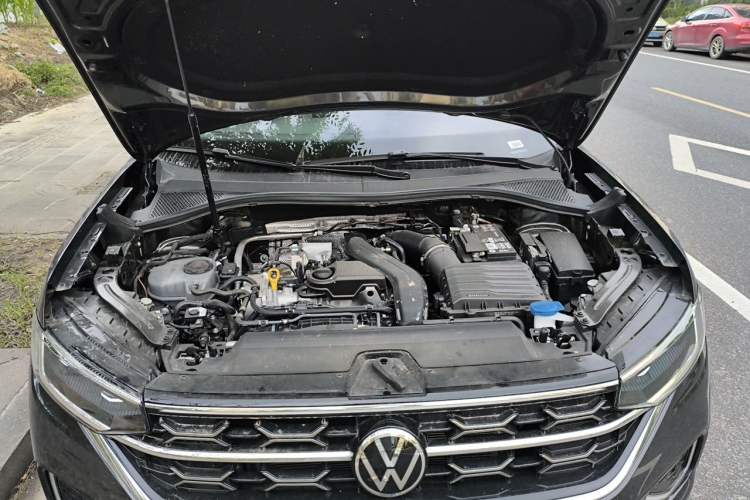Used Volkswagen Tayron 2025 Facelifted Model, Popular Version, 300TSI Engine Bay