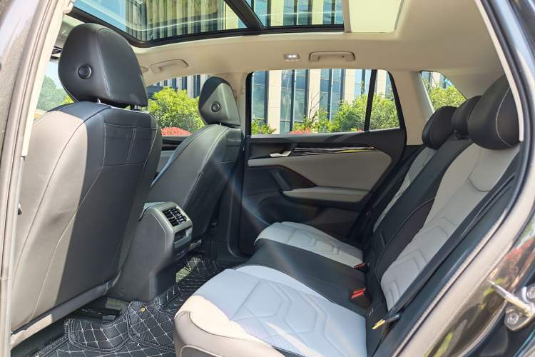 Used Volkswagen Tayron 2025 Tiguan L 300TSI Two-Wheel-Drive Elite Edition Interior 3
