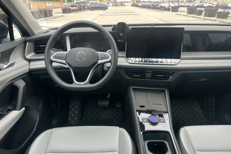Used Volkswagen Tayron 2025 Tiguan L 330TSI Two-Wheel-Drive Elite Interior 4