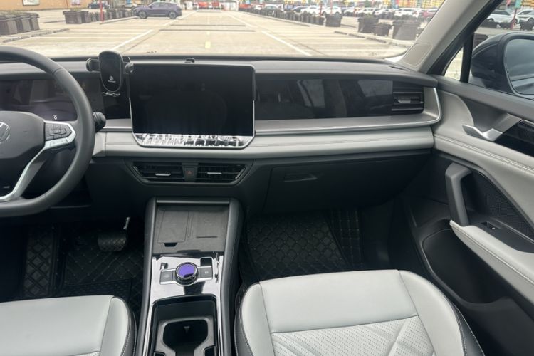 Used Volkswagen Tayron 2025 Tiguan L 330TSI Two-Wheel-Drive Elite Interior 5
