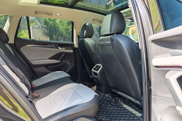 Used Volkswagen Tayron 2025 Tiguan L 300TSI Two-Wheel-Drive Elite Edition Interior 8