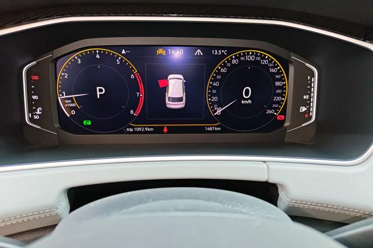 Used Volkswagen Tayron 2025 Facelifted Model, Popular Version, 330TSI Odometer Close Up