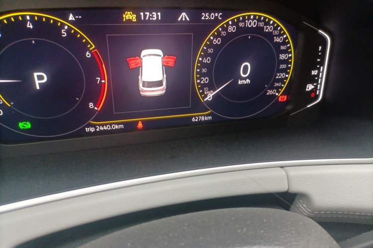 Used Volkswagen Tayron 2025 Facelifted Model, Popular Version, 300TSI Odometer Close Up
