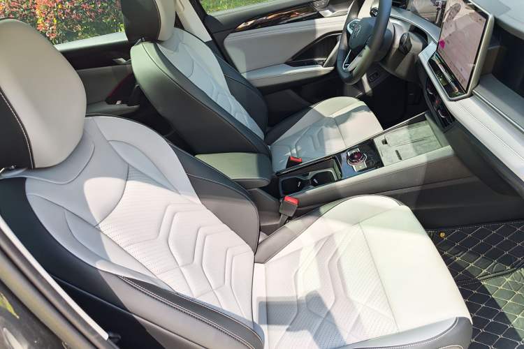 Used Volkswagen Tayron 2025 Tiguan L 300TSI Two-Wheel-Drive Elite Edition Right Front Seat