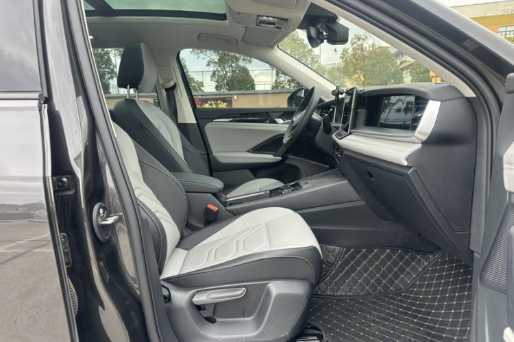 Used Volkswagen Tayron 2025 Tiguan L 330TSI Two-Wheel-Drive Elite Right Front Seat