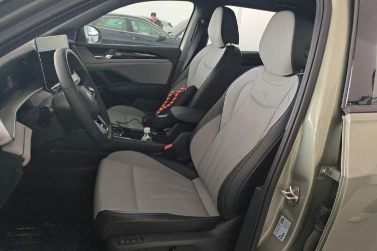 Used Volkswagen Tayron 2025 Tiguan L 380TSI 4Motion Luxury Easy Package Left Front Seat