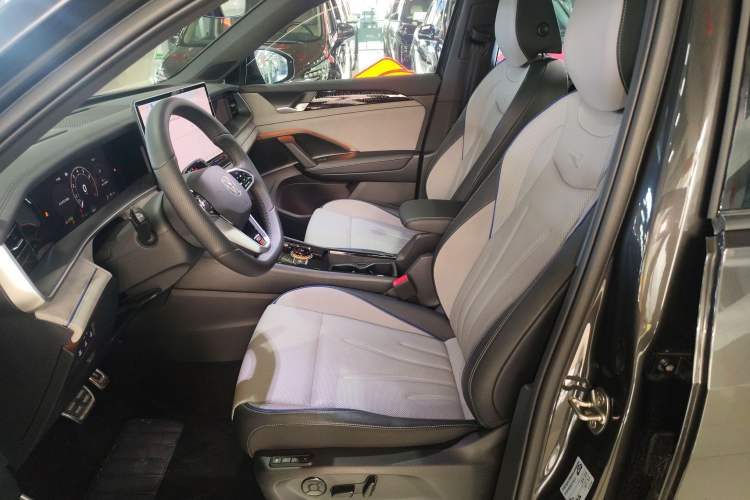 Used Volkswagen Tayron 2025 Tiguan L 380TSI 4Motion Luxury Easy Package Left Front Seat