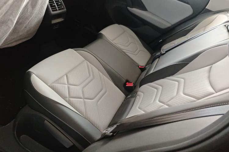 Used Volkswagen Tayron 2025 Tiguan L 330TSI Two-Wheel-Drive Elite Left Rear Seat
