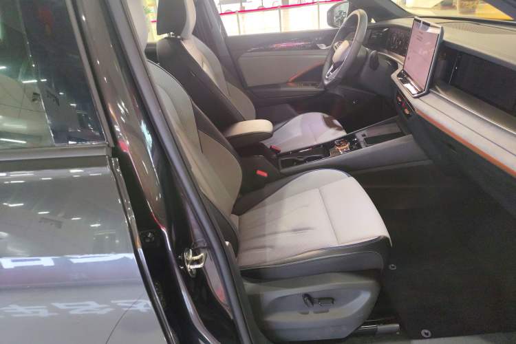 Used Volkswagen Tayron 2025 Tiguan L 380TSI 4Motion Luxury Easy Package Right Front Seat