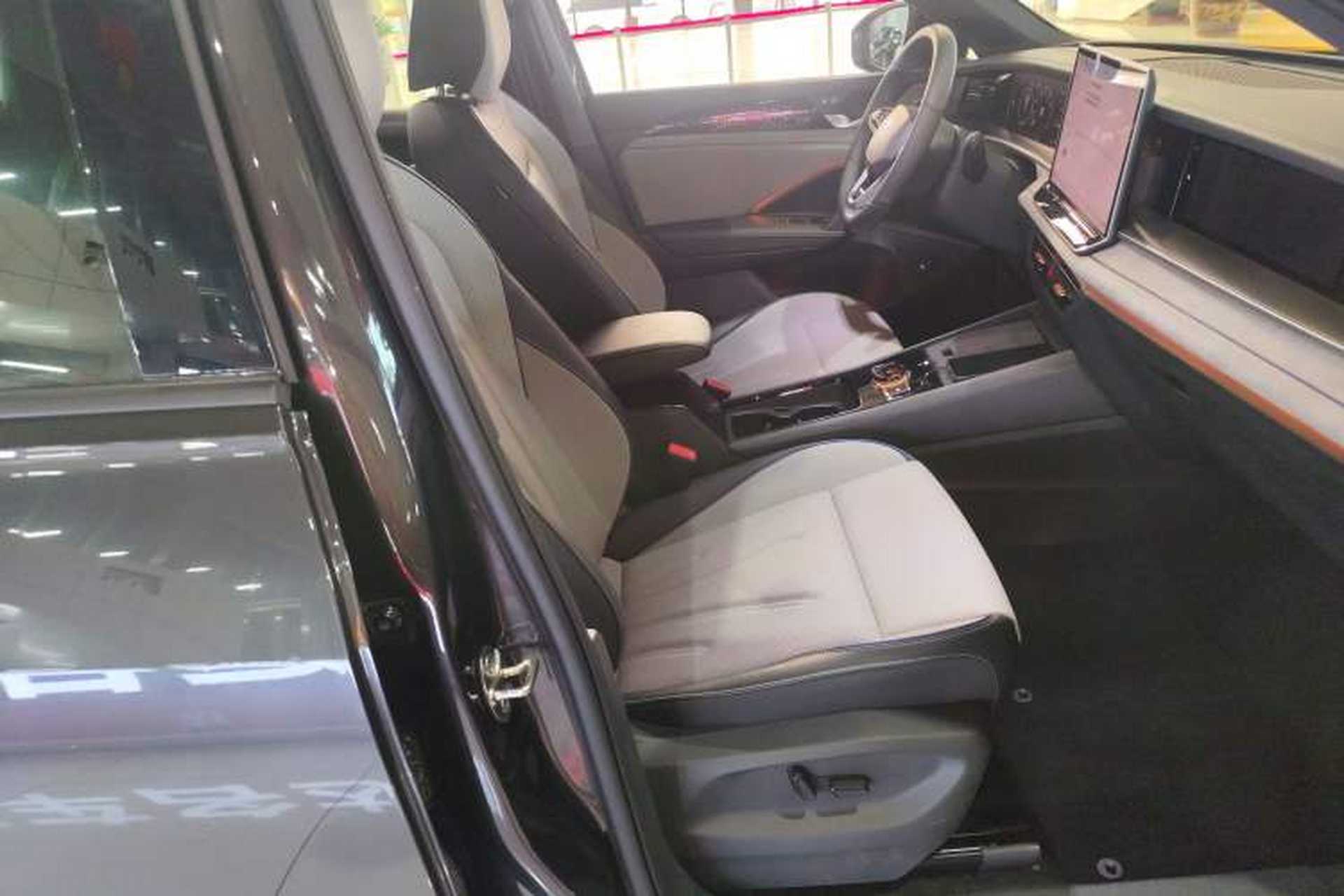 Used Volkswagen Tayron 2025 Tiguan L 380TSI 4Motion Luxury Easy Package Right Front Seat