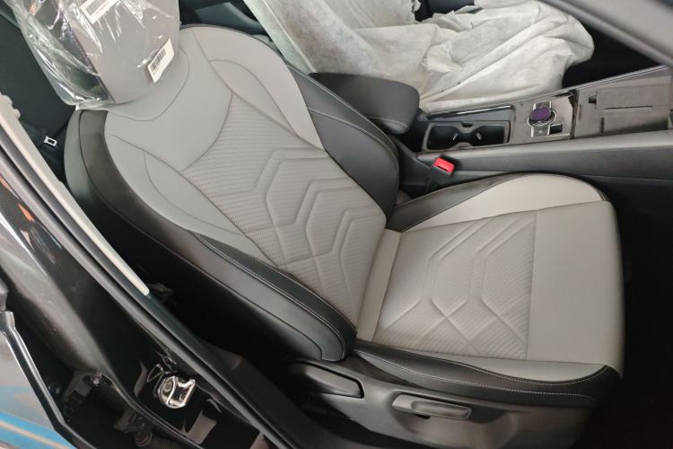 Used Volkswagen Tayron 2025 Tiguan L 330TSI Two-Wheel-Drive Elite Right Front Seat