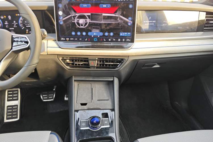 Used Volkswagen Tayron 2025 Tiguan L 380TSI 4Motion Luxury Easy Package Audio And AC Panel