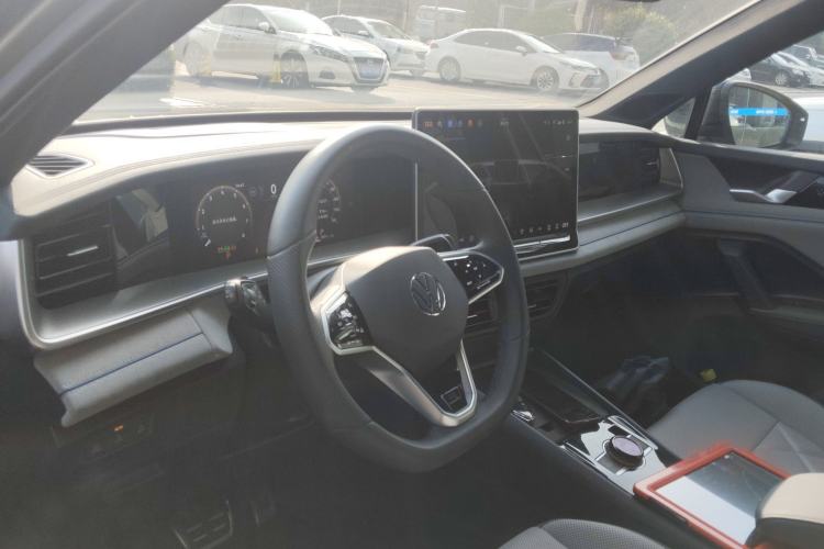 Used Volkswagen Tayron 2025 Tiguan L 380TSI 4Motion Luxury Easy Package Center Console