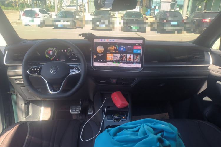 Used Volkswagen Tayron 2025 Tharu L 330TSI Two-Wheel Drive Elite City Package Center Console