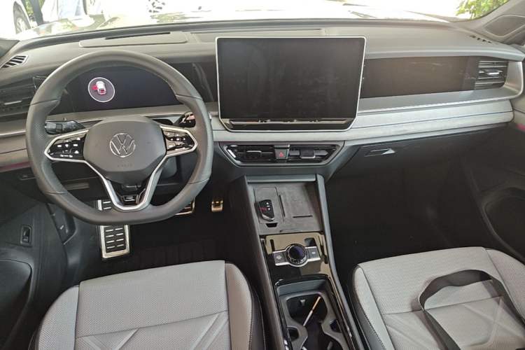 Used Volkswagen Tayron 2025 Tiguan L 380TSI 4Motion Luxury Center Console