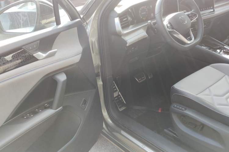 Used Volkswagen Tayron 2025 Tiguan L 380TSI 4Motion Luxury Easy Package Driver Seat