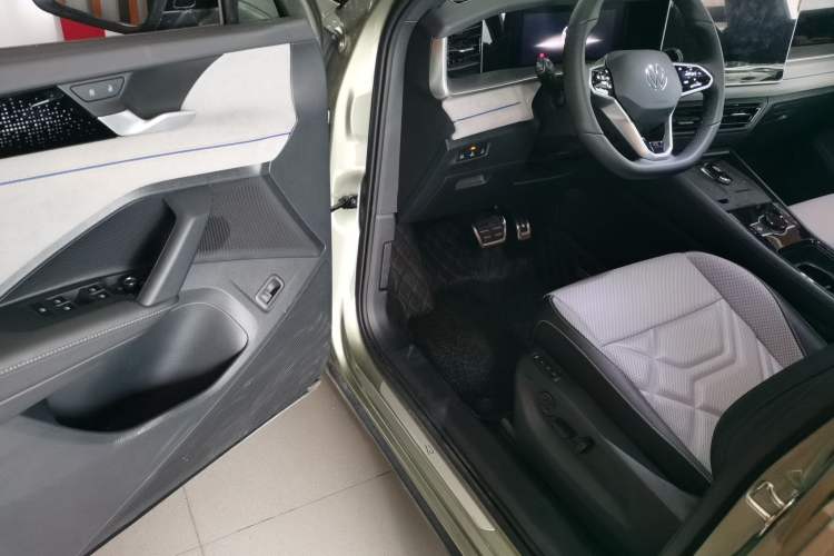 Used Volkswagen Tayron 2025 Tiguan L 380TSI 4Motion Luxury Driver Seat