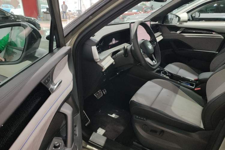 Used Volkswagen Tayron 2025 Tiguan L 380TSI 4Motion Luxury Driver Seat