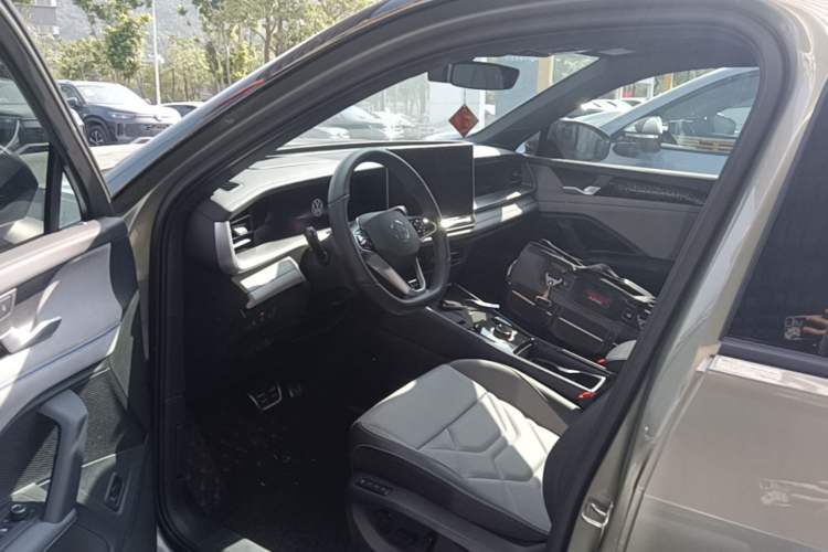 Used Volkswagen Tayron 2025 Tiguan L 380TSI 4Motion Luxury Easy Package Driver Seat