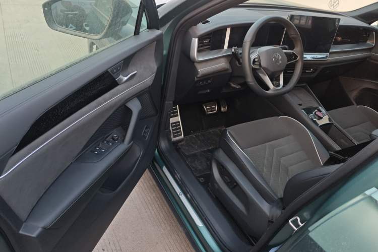 Used Volkswagen Tayron 2025 Tharu L 330TSI Two-Wheel Drive Elite City Package Driver Seat
