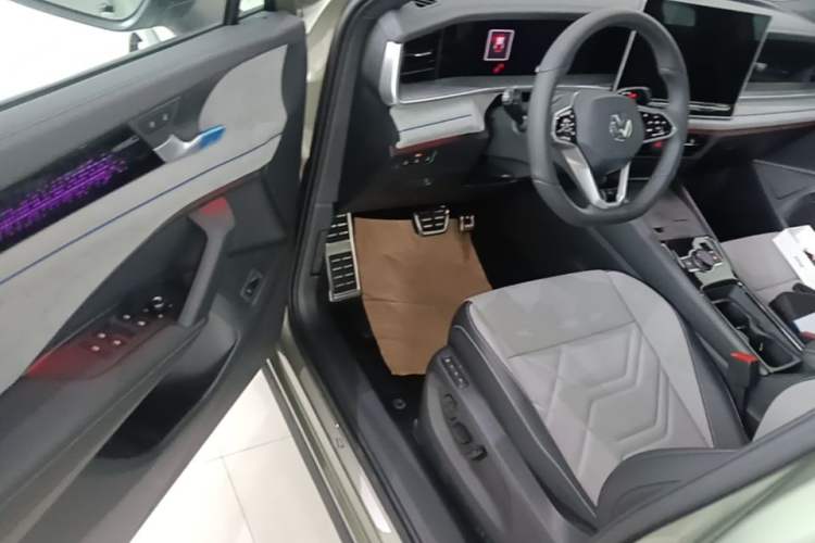 Used Volkswagen Tayron 2025 Tiguan L 380TSI 4Motion Luxury Driver Seat