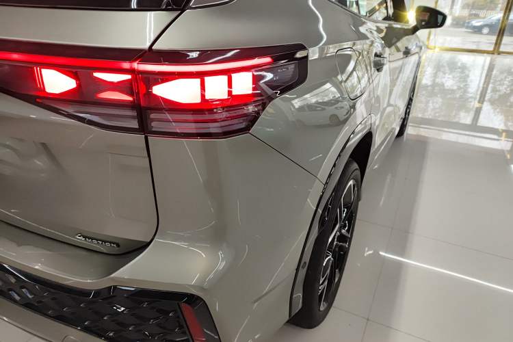 Used Volkswagen Tayron 2025 Tiguan L 380TSI 4Motion Luxury Exterior 3