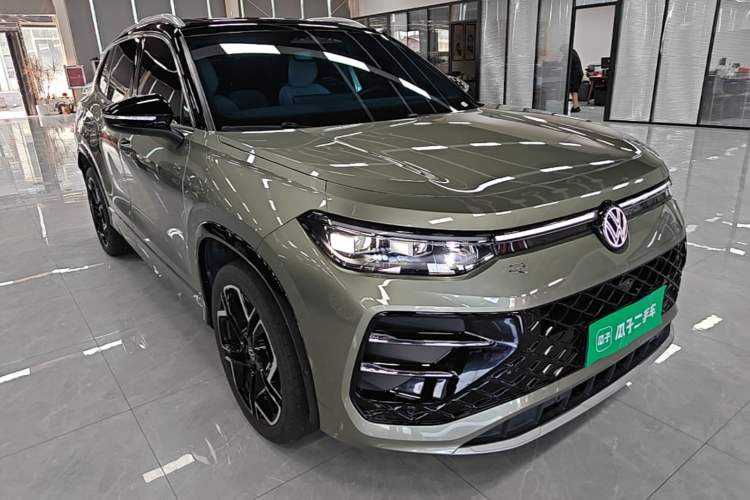 Used Volkswagen Tayron 2025 Tiguan L 380TSI 4Motion Luxury Easy Package Front Right 45 Deg
