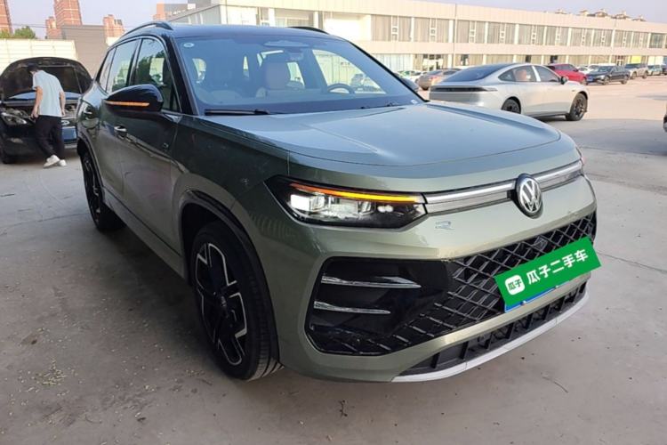 Used Volkswagen Tayron 2025 Tiguan L 380TSI 4Motion Luxury Easy Package Front Right 45 Deg