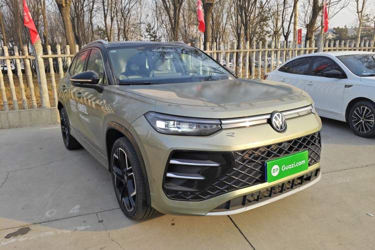 Used Volkswagen Tayron 2025 Tiguan L 380TSI 4Motion Luxury Easy Package Front Right 45 Deg