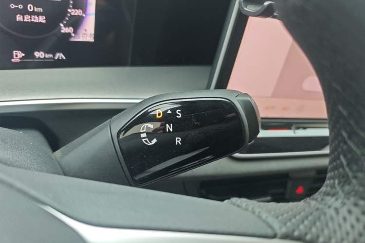 Used Volkswagen Tayron 2025 Tharu L 330TSI Two-Wheel Drive Elite City Package Gear Lever