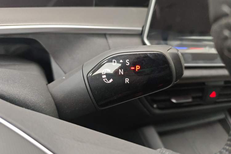 Used Volkswagen Tayron 2025 Tharu L 330TSI Two-Wheel Drive Elite City Package Gear Lever