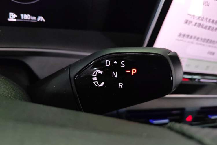 Used Volkswagen Tayron 2025 Tiguan L 380TSI 4Motion Luxury Easy Package Gear Lever