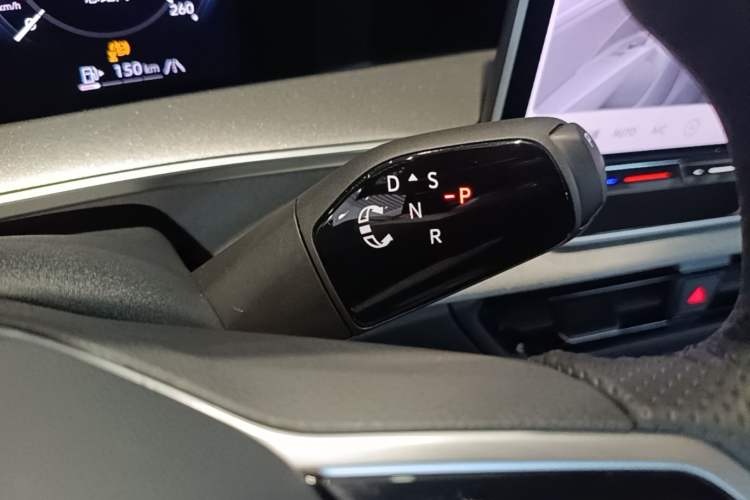 Used Volkswagen Tayron 2025 Tiguan L 380TSI 4Motion Luxury Easy Package Gear Lever