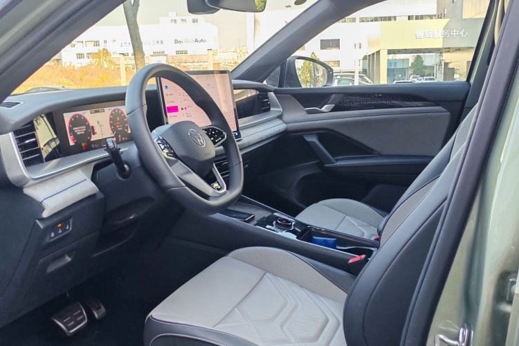 Used Volkswagen Tayron 2025 Tiguan L 380TSI 4Motion Luxury Easy Package Interior 2
