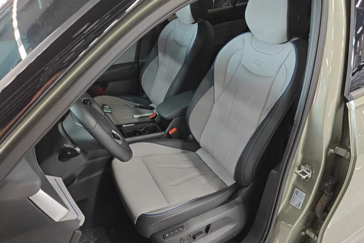 Used Volkswagen Tayron 2025 Tiguan L 380TSI 4Motion Luxury Easy Package Left Front Seat