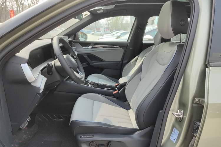 Used Volkswagen Tayron 2025 Tiguan L 380TSI 4Motion Luxury Easy Package Left Front Seat