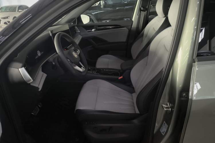 Used Volkswagen Tayron 2025 Tiguan L 380TSI 4Motion Luxury Easy Package Left Front Seat