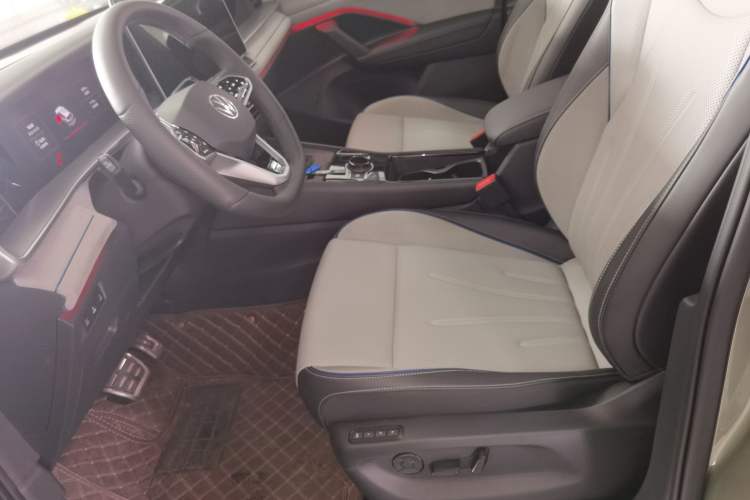 Used Volkswagen Tayron 2025 Tiguan L 380TSI 4Motion Luxury Easy Package Left Front Seat