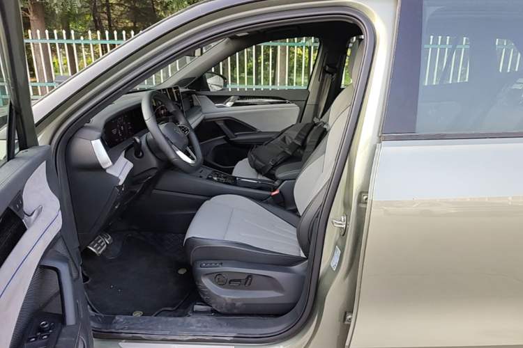 Used Volkswagen Tayron 2025 Tiguan L 380TSI 4Motion Luxury Easy Package Left Front Seat