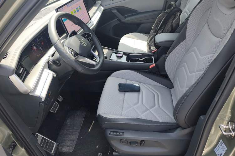 Used Volkswagen Tayron 2025 Tiguan L 380TSI 4Motion Luxury Easy Package Left Front Seat
