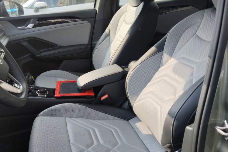 Used Volkswagen Tayron 2025 Tiguan L 380TSI 4Motion Luxury Easy Package Left Front Seat