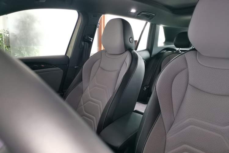 Used Volkswagen Tayron 2025 Tiguan L 380TSI 4Motion Luxury Left Front Seat