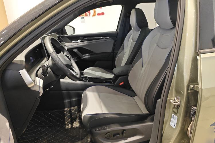 Used Volkswagen Tayron 2025 Tiguan L 380TSI 4Motion Luxury Easy Package Left Front Seat