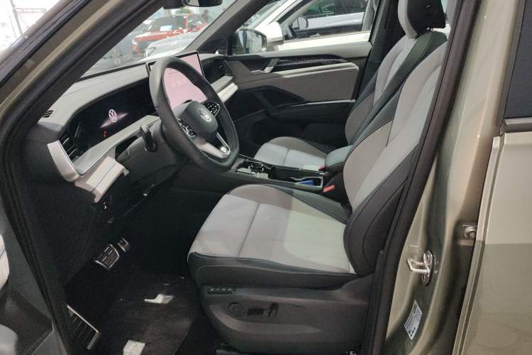 Used Volkswagen Tayron 2025 Tiguan L 380TSI 4Motion Luxury Left Front Seat